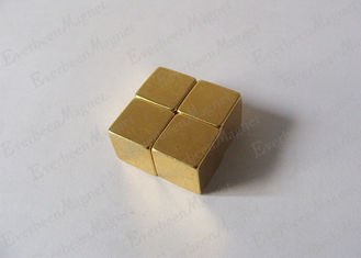 中国 立方体のネオジムのブロックの磁石は金N35 5に* 5 * 5 mm 80の摂氏程度塗りました サプライヤー